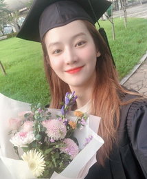 박주현, '한예종' 졸업에 활짝 핀 미소...