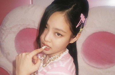 블랙핑크 제니, 손톱 깨물며 아찔 포즈 선보여...섹시미