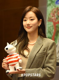[포토] 에이프릴 멤버 이나은, 'BIAF2020' 마스코트 들고 찰칵~