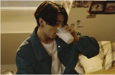방탄소년단 뮤비 우유 한 컷,  미 우유업체들 BTS 마케팅