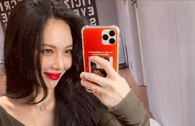 현아, 브이넥+청바지…일상 속 패션