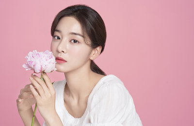 "빠져드는 미모" 설인아, 차원이 다른 우아美 가득 뷰티 화보 공개