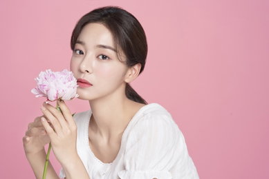 "빠져드는 미모" 설인아, 차원이 다른 우아美 가득 뷰티 화보 공개