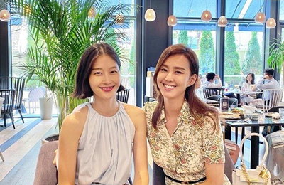 지소연X이현이, 화사한 미모 과시...'행복하게 웃고 있는거야 우리?'
