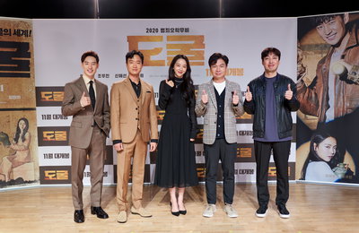 [포토] 웃기는 이제훈·조우진, 섹시한 임원희…코로나 블루 날릴 영화 '도굴' 오는 11월 개봉