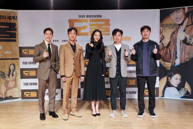 [포토] 웃기는 이제훈·조우진, 섹시한 임원희…코로나 블루 날릴 영화 '도굴' 오는 11월 개봉