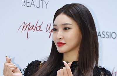 [K포토] 가수 청하 '사랑을 가득 담은 하트 마저도 눈부셔~'