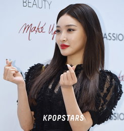 [K포토] 가수 청하 '사랑을 가득 담은 하트 마저도 눈부셔~'