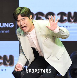 [K포토] 가수 임창정, 타이틀곡 '힘든 건 사랑이 아니다' 몸으로 표현해요~
