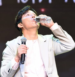 [K포토] 긴장감에 속타는 임창정, 물 한통을 원샷!