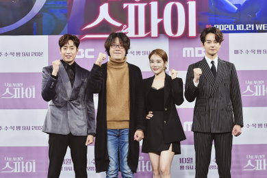 [K포토] 코로나19 잊게할 新로코 첩보물 '나를 사랑한 스파이' 문정혁X유인나X임주환, '단체로 스파이 포즈로~'