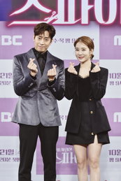 [K포토] '나를 사랑한 스파이' 문정혁-유인나, 로코킹과 로코퀸 만남