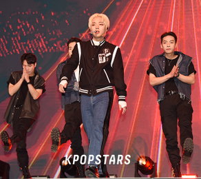 [K포토] 쇼케이서 무대를 즐기는 가수 박지훈