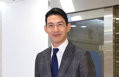 [K포토] 영평상 시상식 참석한 배우 최정원 '훤칠한 기럭지 뽐내며~'
