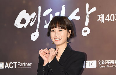 [K포토] 배우 정유미 '윰블리의 사랑스런 손하트'