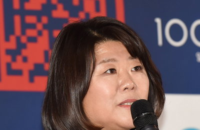 [K포토] '청룡' 이정은 "여우조연상, 미스코리아 왕관처럼 넘기고 부담 덜고파"