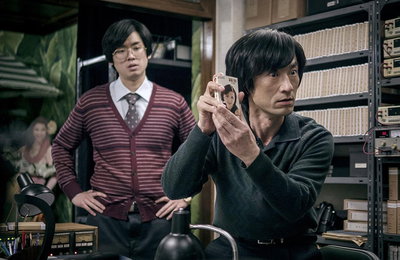 영화 '이웃사촌', 시대의 아이러니 담은 블랙 코미디…