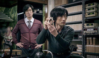 영화 '이웃사촌', 시대의 아이러니 담은 블랙 코미디…