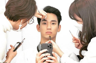 김수현, 메이크업 받을 때도 조각 비주얼…'훈훈'
