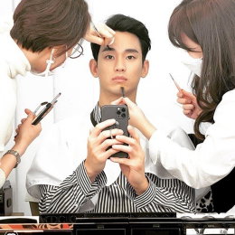 김수현, 메이크업 받을 때도 조각 비주얼…'훈훈'