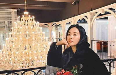 권유리, 꽃다발 들고 매혹 자태 뽐내