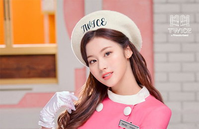 트와이스 사나, 핑크빛 미모 과시...'눈길'