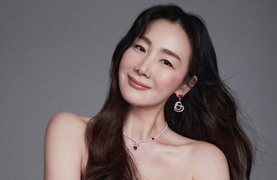 '9살 연하♥' 최지우, 3월호 화보 공개! 결혼·출산 후 근황 "아기 소리에 잠 깨"..."드라마 영화 시나리오 틈틈이 보고 있다"