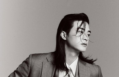 배우 김지훈, 화보속 복근 공개...매력 발산