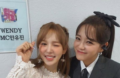 김세정, "웬디선배님"과 함께한 인증샷 공개