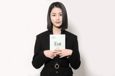 배우 이수경, JTBC 새 수목드라마 <로스쿨> 첫방송 D-DAY! 본방사수 독려 대본 인증샷 공개! 시크한 ‘칼 단발’ 헤어스타일+따뜻한 미소로 완성한 이수경 표 ‘강솔B’