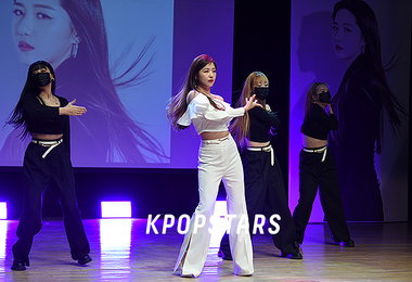 [포토] 가수 정다경, 신곡 '가라 그래' 무대 선보여