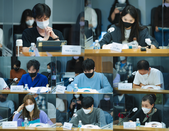 '지금부터, 쇼타임!' 화제 속 드라마 대본 리딩 현장 공개! 박해진·진기주·정준호·김희재·정석용 등 막강 배우들 호흡 열연