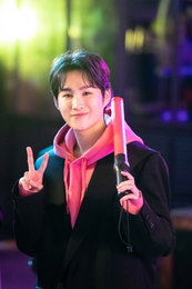 '지금부터, 쇼타임!' 한파 몰려온날 김희재 팬들 따뜻한 응원에 현장팀 훈훈…막내 김희재 배우 포스 입었다