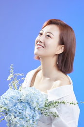 장윤정, 새 미니앨범 'estrena' 19일 발매..1년 6개월만 컴백