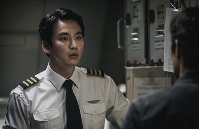 배우 김남길, 영화 <비상선언> 비행 시뮬레이터 훈련 영상 최초 공개!‘연기神’ 찬사 쏟아져 나올 수밖에 없는 철저한 준비