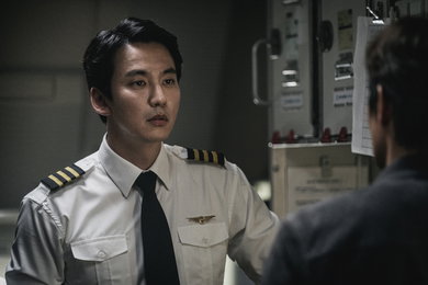 배우 김남길, 영화 <비상선언> 비행 시뮬레이터 훈련 영상 최초 공개!‘연기神’ 찬사 쏟아져 나올 수밖에 없는 철저한 준비