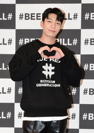 [포토] 시선을 사로잡는 위하준, '여심 저격 하트'