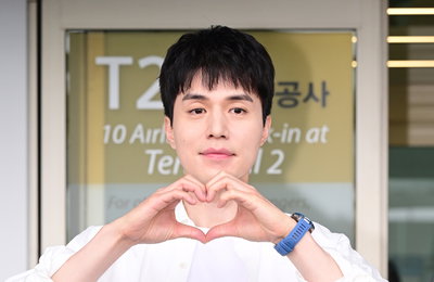 배우 이동욱, 에너지 넘치는 블루빛 시계로 완성한 여름 공항 패션
