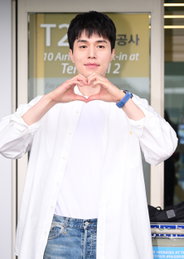 배우 이동욱, 에너지 넘치는 블루빛 시계로 완성한 여름 공항 패션