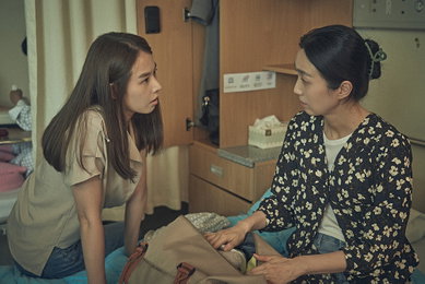 영화 <늘봄가든> 조윤희X김주령, 긴장감 넘치는 자매 케미스트리 예고