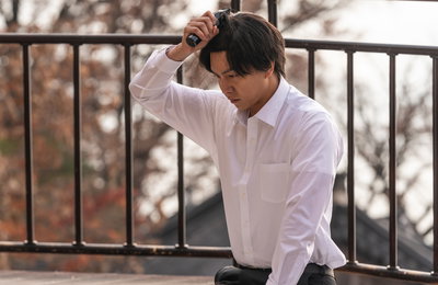 <대가족> '연기에 진심' 이승기 실제 삭발 현장 스틸 공개