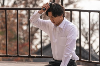 <대가족> '연기에 진심' 이승기 실제 삭발 현장 스틸 공개