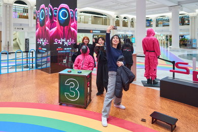 <오징어 게임> 작품 속 체험 가능한 팝업부터 세계관 그대로 재현한 모바일 게임까지 '화제 만발'