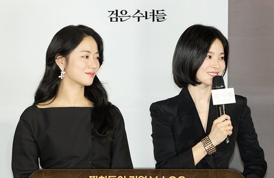 <검은 수녀들> 송혜교, 유튜브 [걍밍경] 강민경과 색다른 케미 예고