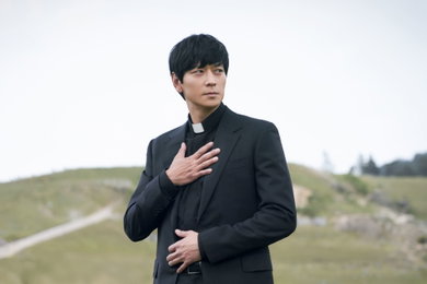 143만 관객 돌파한 영화 ‘검은 수녀들’, <검은 사제들> ‘최준호 아가토’ 신부 배우 강동원 우정 출연 화제