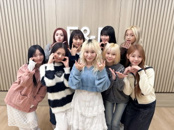 ‘전방향미소녀’ 커버한 유니스, 원곡자 노아와 깜짝 조우 '글로벌 기대감 상승'