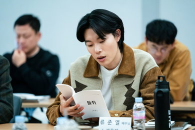 넷플릭스 시리즈 <들쥐> 제작 확정, 류준열 X 설경구 캐스팅… 신뢰와 호기심을 더하는 강렬한 첫 만남