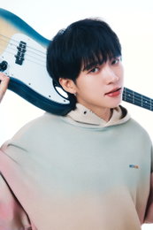 남우현, 'Tree Ring' 콘셉트 포토 공개… 캐주얼 소년美 · 립 커프로 시크한 매력 장착