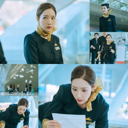<컨피던스맨 KR> 박민영, '공항 한복판 꽈당' 현장 속 표정 부자 매력 인증