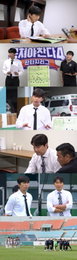 JTBC <뭉쳐야 찬다4> 감독 임영웅, '열정 폭발' 첫 전술 회의 포착